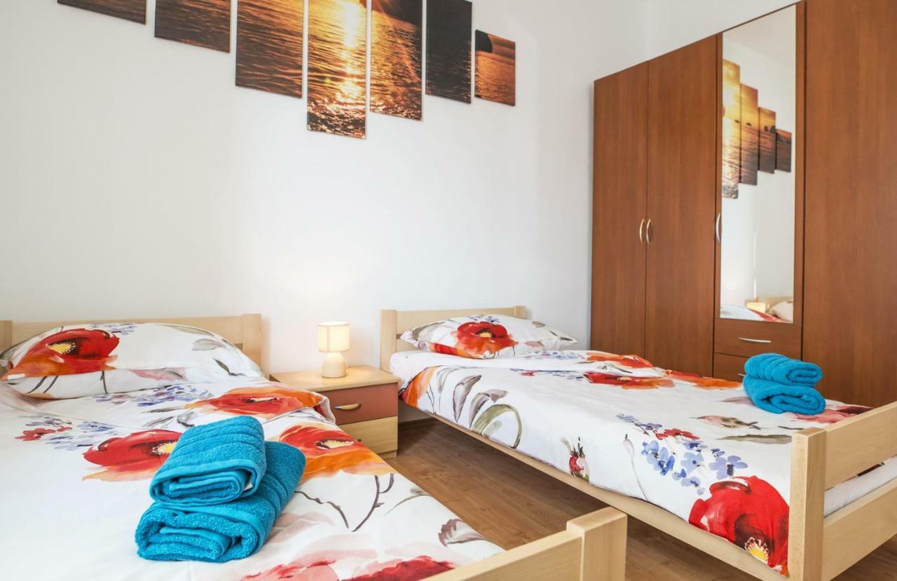 Apartment Stefania On The Beach Koromacno Bagian luar foto