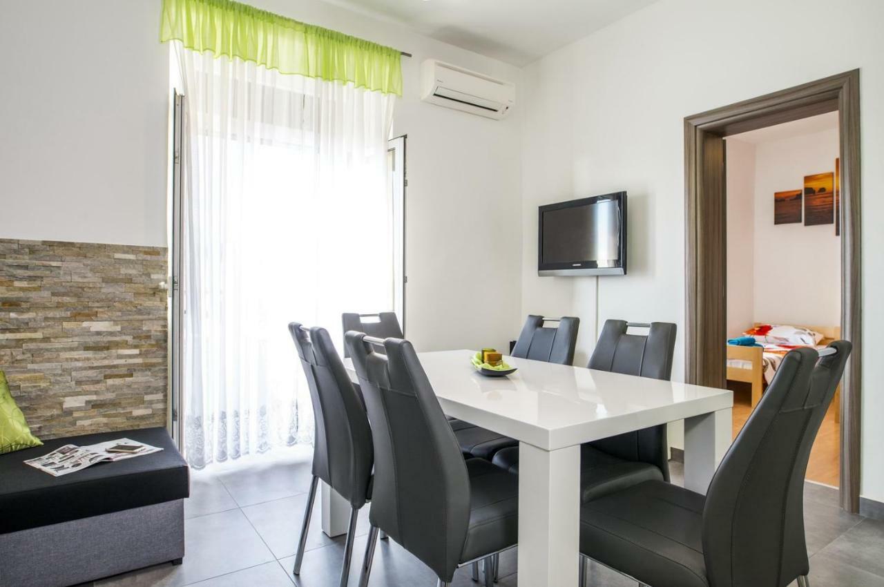 Apartment Stefania On The Beach Koromacno Bagian luar foto