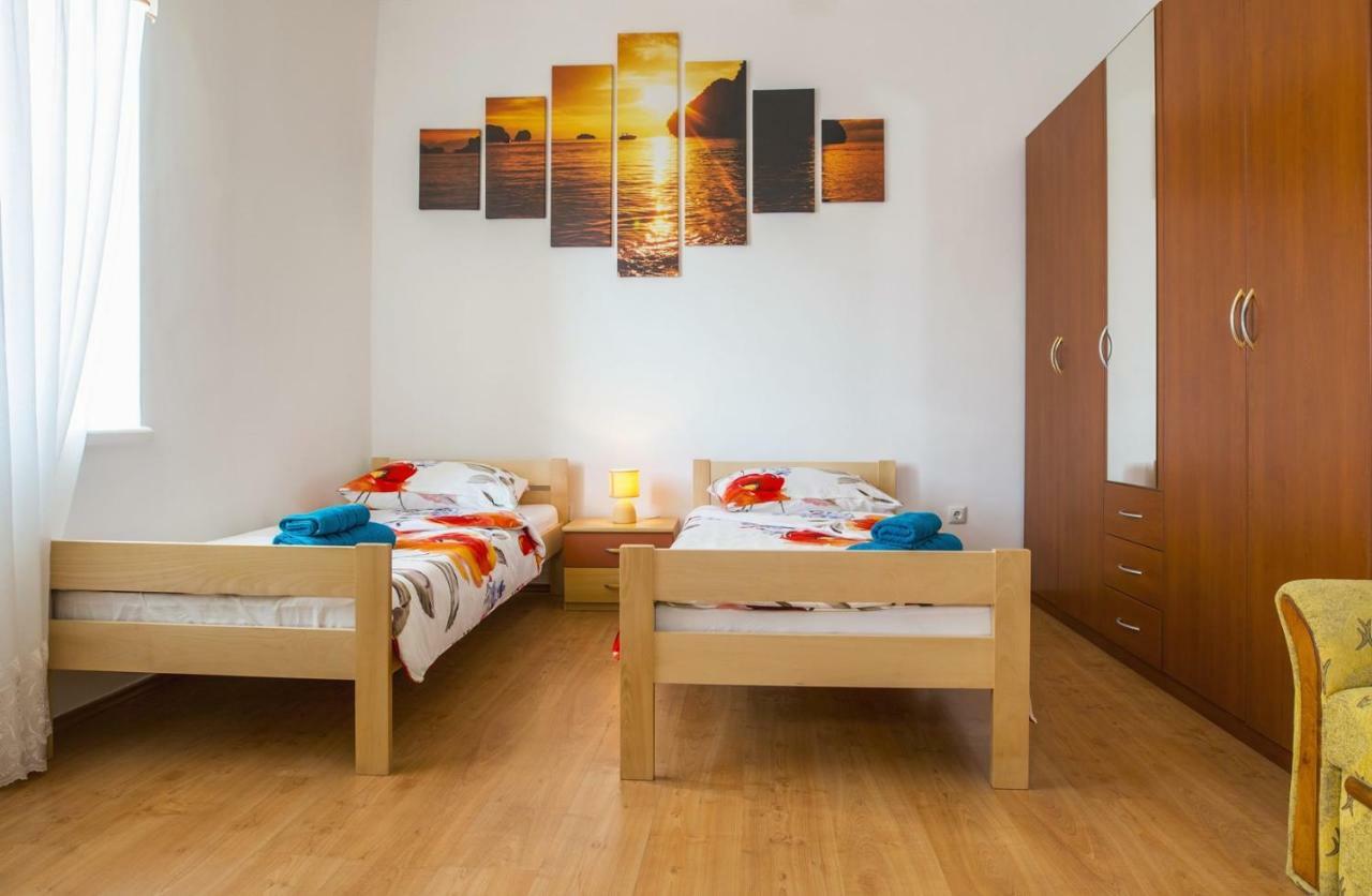 Apartment Stefania On The Beach Koromacno Bagian luar foto