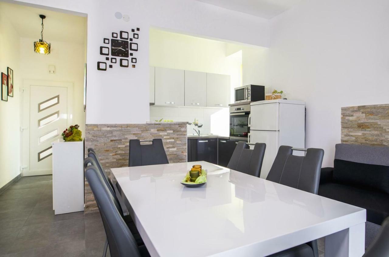 Apartment Stefania On The Beach Koromacno Bagian luar foto