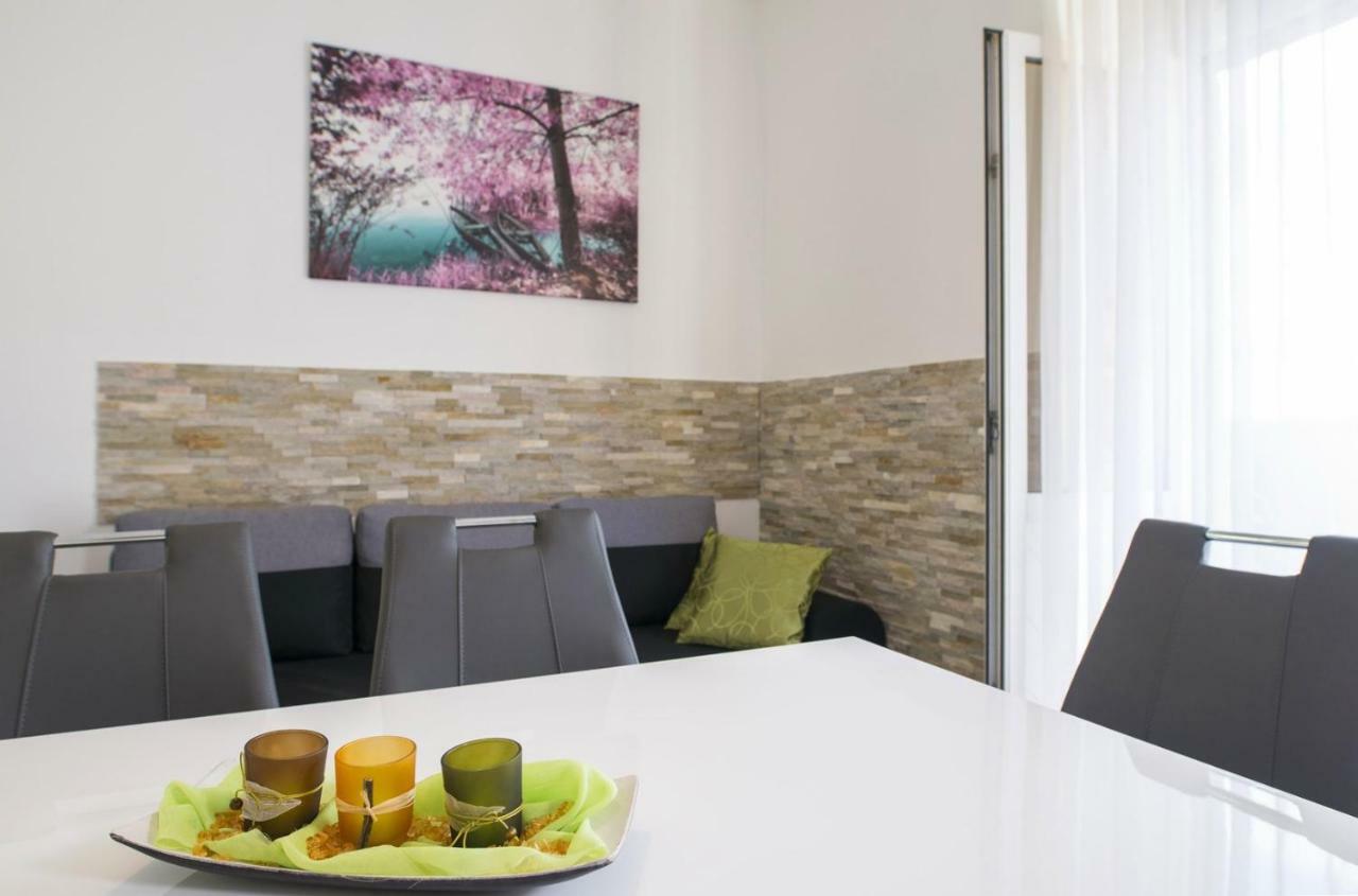 Apartment Stefania On The Beach Koromacno Bagian luar foto