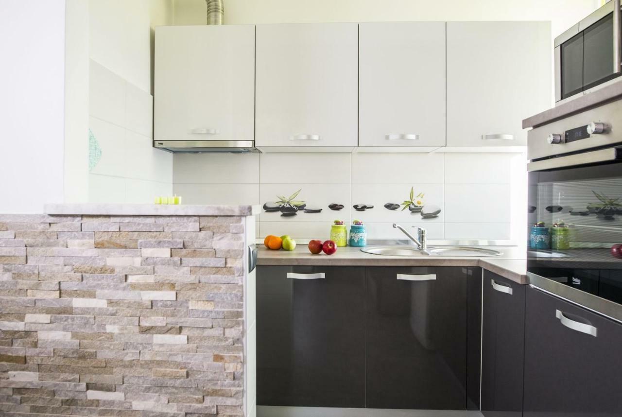 Apartment Stefania On The Beach Koromacno Bagian luar foto